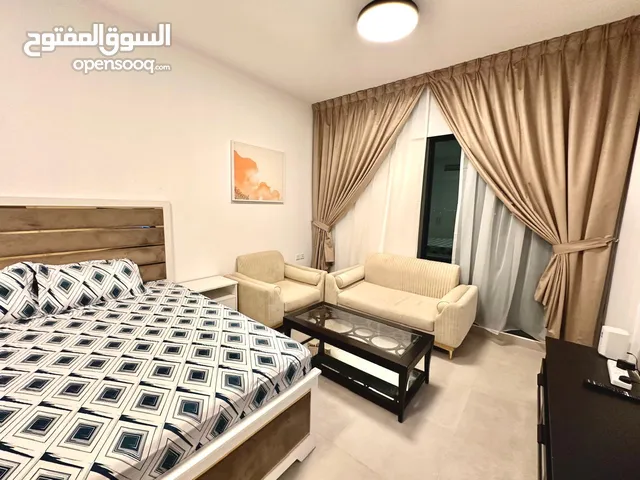 Aljada Studio, super deluxe furnishings 4300 including internet and parking
