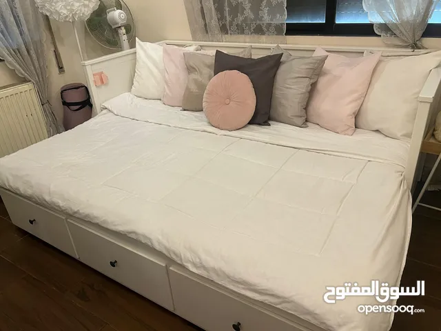 سرير للبيع من ايكيا يتحول إلى مفرد أو مجوز أو كنب مع فرشتين