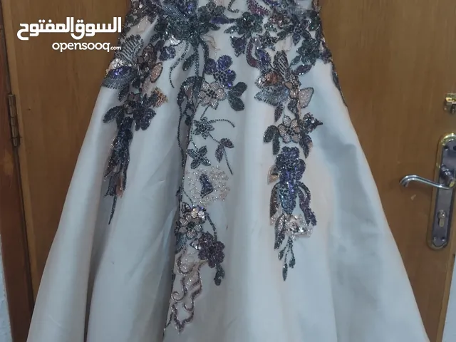 فساتين زواج ملكه من لبسه واحده فقط