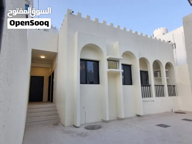 منزل ممتاز في أحد أفضل المناطق بالقرم. Excellent House for Rent in One of the Best Areas of Qurum