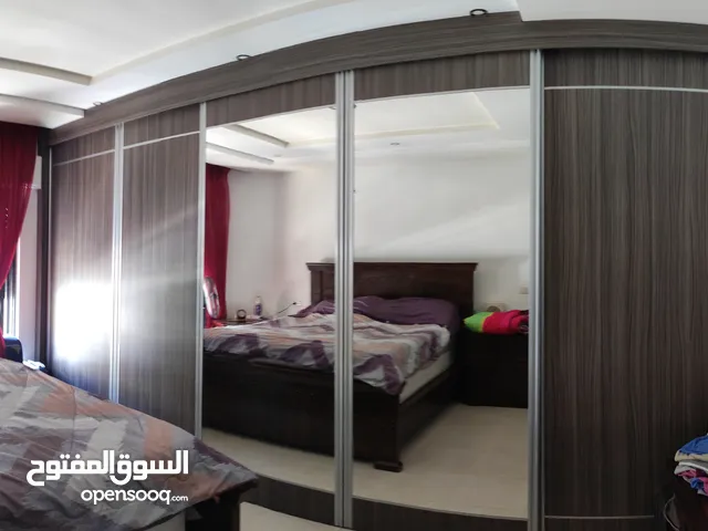 خزانة حائط وتحت مجوز وتسريحه