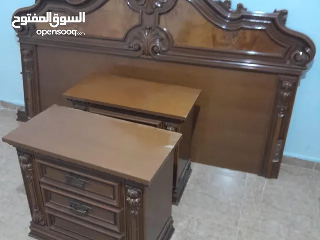 تخت مجوز وكمودينات خشب تقيل بحالة جيدة جدا للبيع لتواصل