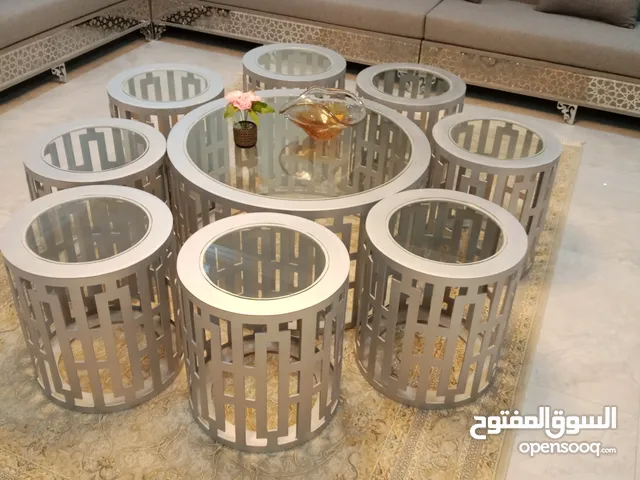 طاولات الضيافه بحجم صغير و طاوله بحجم كبير