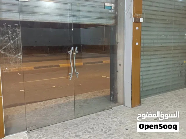 ثلاث محلات للايجار على شارع سايدين