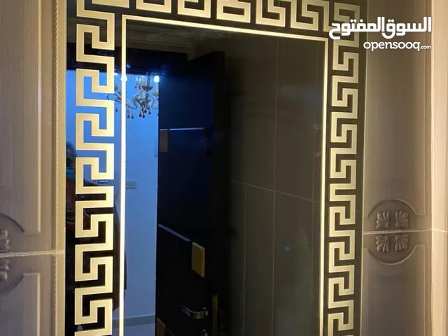 العرض لفتره محدوده تشكيله واسعه من المرايا والديكورات
