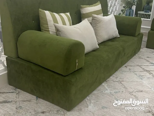 كراسي ارضيه بس مرتفعه مع طاوله تلفزيوون