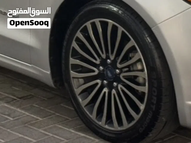 جنط فورد فيوجن تيتانيوم اصلي الجنط مافي لا كسر ولا فتال عليه فرتين أماميات ممتازات والخلفي نص عمر