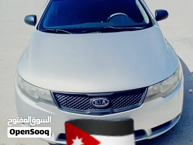 2010 كيا سيراتو Standard