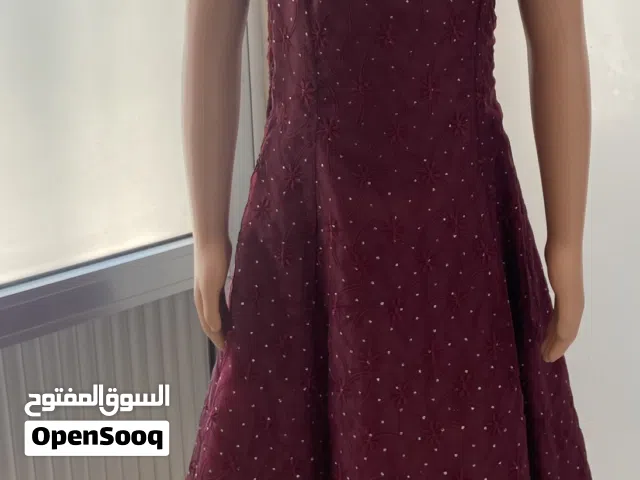 فستان بناتي شبه جديد ، مناسب للعيد أو للحفلات ، لون خمري ، قماشته موردة و منقط فضي