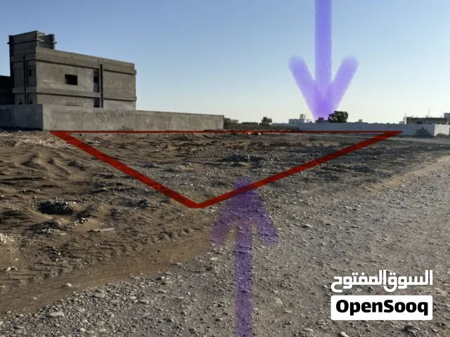 ارض سكنية كبيرة  بولاية قريات في حي الشاطى قريبه جداً من الممشى