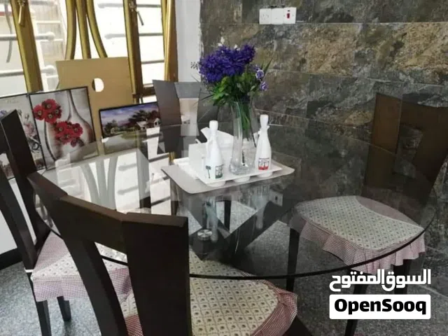 طاولة طعام دائرية
