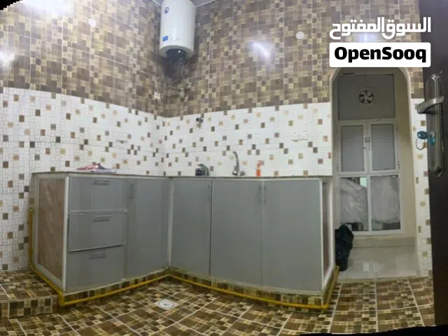 شقة ارضية مع فناء ارض تابعة للشقة. مؤجرا حاليا بعائد شهري ثابت.