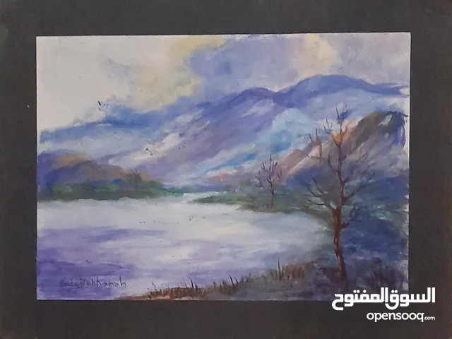 منظر بحيرة تحيطها الجبال
