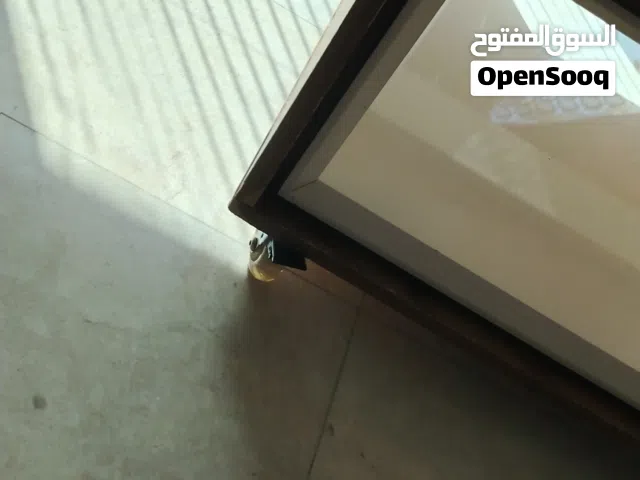 طقم كنب جلد نوع ممتاز مع طاولتين صغار وطاولة قهوة