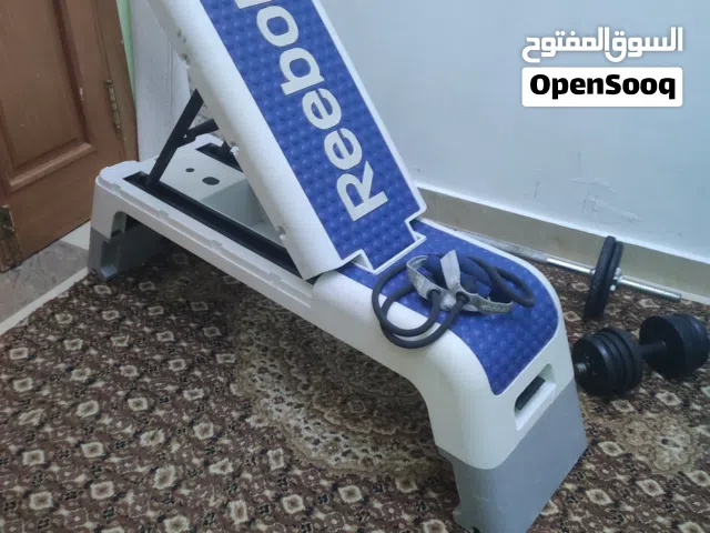 للبيع كرسي التمرين  مع اوزان 25 كيلو   وبار عريض  بخالة ممتازة