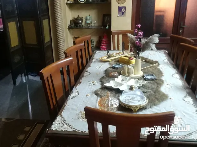 اذا كنت مهتم فلا تتردد في الاتصال بنا طاولة سفره فاخره جدا حجم كبير 8 كراسي بحاله ممتازه جدٱ