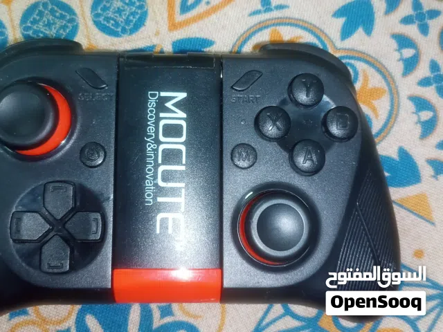 يده تربط على تلفون وتلعب العاب