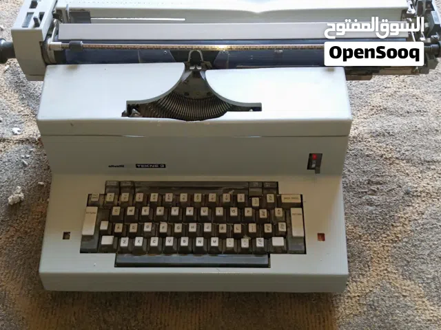 طابعهآلة كاتبة كلاسيكية من طراز Olivetti Tekne 3. إليك بعض التفاصيل عنها:   النوع: آلة كاتبة كهربائي
