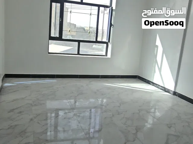 شقق جديده اول ساكنVIP على الشارع الرئيسي مقابل جامعة الايمان جوار الستين شارع الثلاثين اتجاه شملان