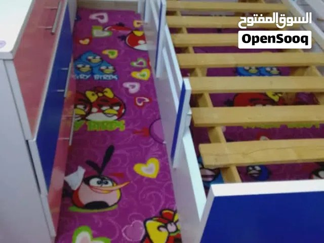 غرفة نوم مكونة من تختين وخزانة كبيرة لشخصين وكُمدينة