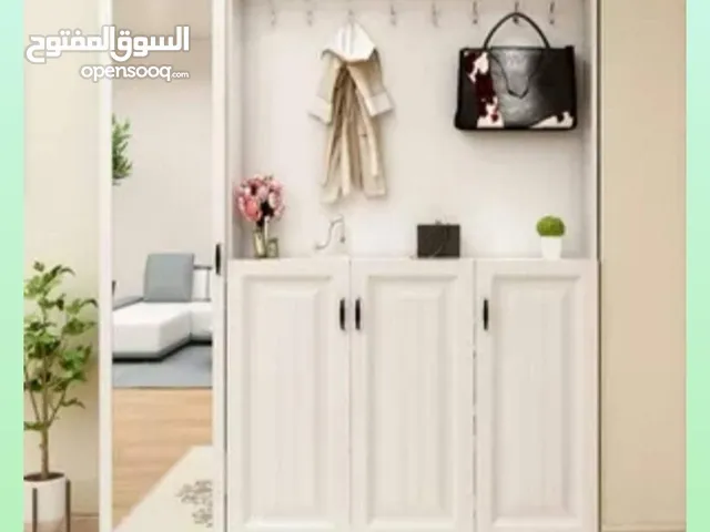 خزانه احذيه لون ابيض تفصيل خشب لامينيت مع مراي ودنسوار وعلاقه مفاتيح