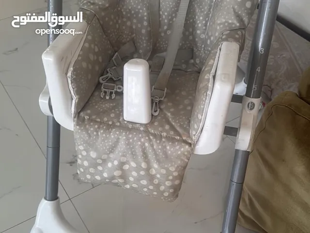 كرسي أطفال للطعام ، مع جميع ملاحقته ومع وجود طاولة له من ماماز آند باباز