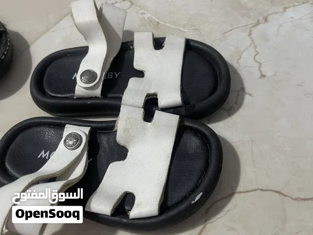 احذية شبة جديده سايز 21و 24 بحالة ممتازة