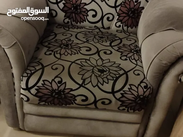 طقم كنب 8 مقاعد مع طاولة كبيرة وطاولتين جانبيات وموكيت وستاير