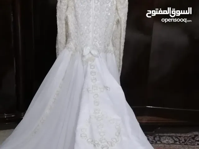 فستان زفاف أبيض