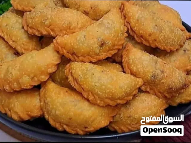 يتوفر لدينا لحم بعجين وميني بيتزا وبورك لحم وبورك دجاج وكيك بيت وكبة لحم وكبة دجاج