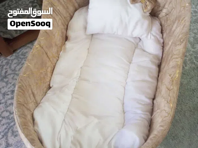 تخت مهد استعمال بسيط للبيع بسعر 10 دنانير
