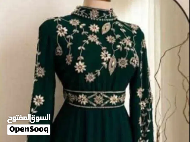 فستان ثقيل  ستراس ع الصدر والأكمام لون زيتي