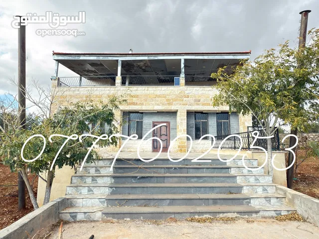مزرعة لقطة مميزة مع بيت طابقين مطلة ومرتفعة