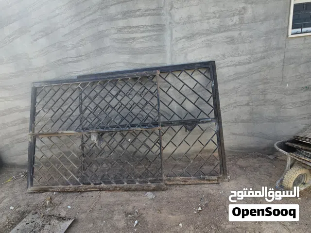 باب حديد مربع فارغ بحالة جيدة