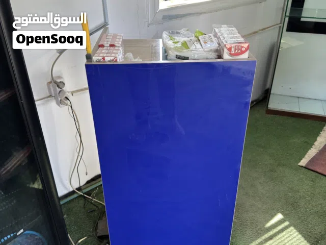 كاسة محلات (طاولة كاشير) بحالة ممتازة شبه جديدة أرتفاع متر وعرض 60سم خالية من العيوب