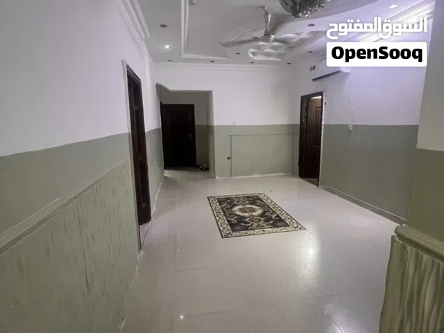 غرفة ارضية وحمام شامل الماء والكهرباء والوايفاي