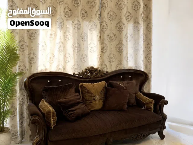 طقم جلوس فخم جدا 3 2 1 1 راقي ولا يوجد اي كسر او خدش شبه جديد
