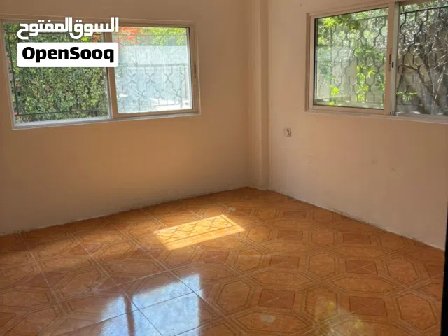شقة ارضية مستقلة للايجار بيت راس حي البلدية 4 غرف مطبخ حمامين مدخلين للشقة ساحة خارجية