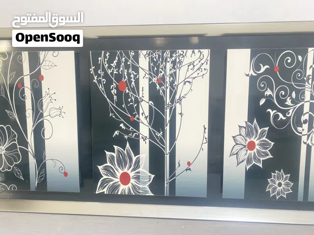 لوحة جذاريه مودرن كبيرة بتصميم ابيض واسود وامسات حمراء فخمة لي الاستفسار توا صل عبر رقم وشكرً