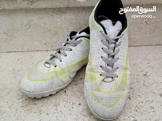 حذاء كرة قدم للبيع ، مستعمل استعمال خفيف ،الواحد