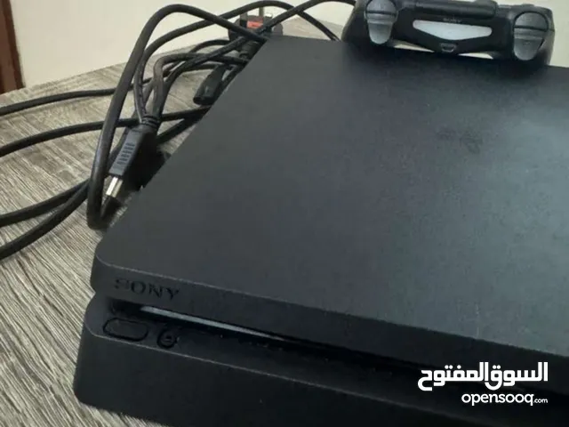 بلايستيشن 4 سليم أمورها طيبه نفس الجديده ما فيها اي مشكله امورها طيبه معها جهاز و2 اشرطه