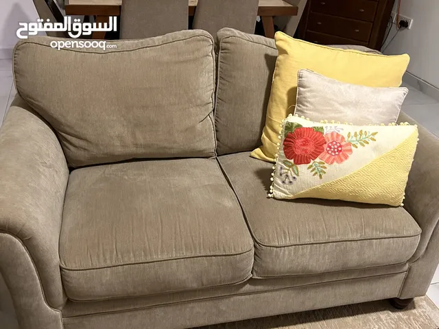 كنب مكون من ثلاث مقاعد واثنتين مقعدين بمقعدين