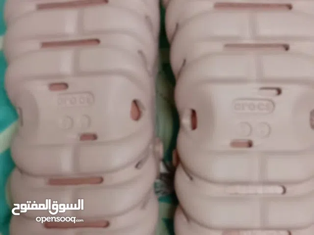الصندل الموضح في الصورة هو كروكس إيكو كلوج باللون الوردي الطيني (Pink Clay). يتميز هذا الصندل بتصميم
