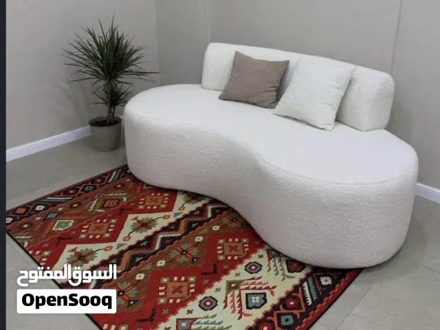 قنفه واحده واسعه تصلح لغرفة النوم او كوشه او جلسة لمحلات الملابس