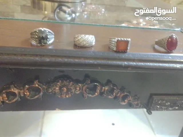 يوجد اربع خواتم فضه واحد منهم بناتي الاربعه عليهم ختم