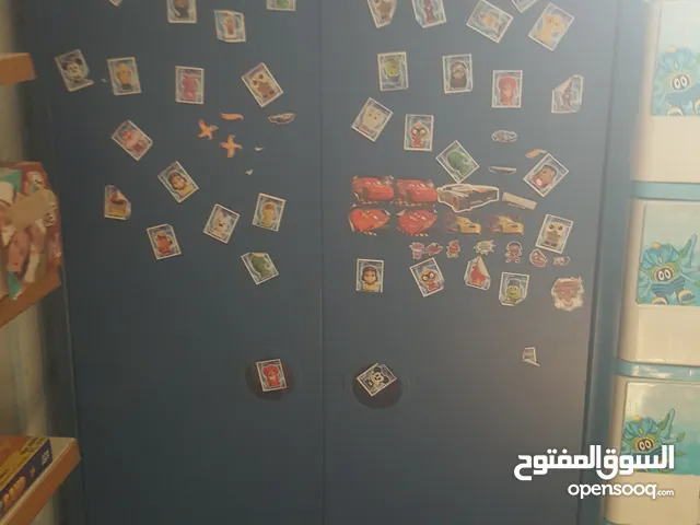 خزانة ووحدة إدراج وستارة لغرفة الأطفال