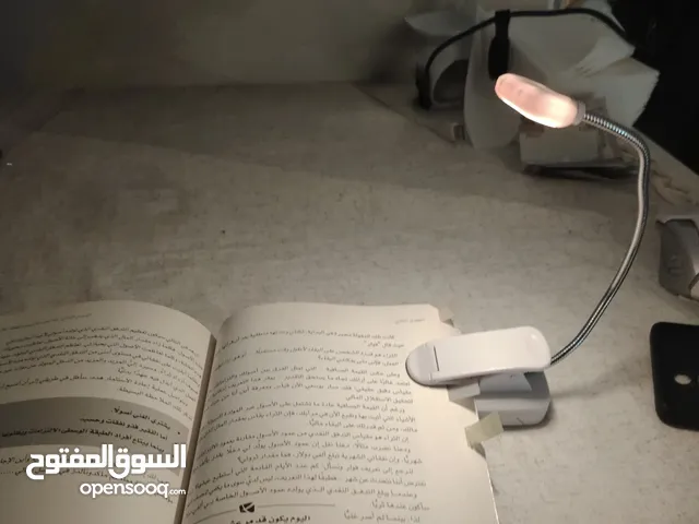 مصباح led للمحبي القرائه في الليل، يتميز بإضاءه جيده لونها اصفر سهله في الحمل ومرنه جدا،