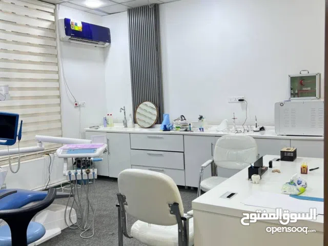 عيادة أسنان و صالون مؤثث للايجار بالقبلة