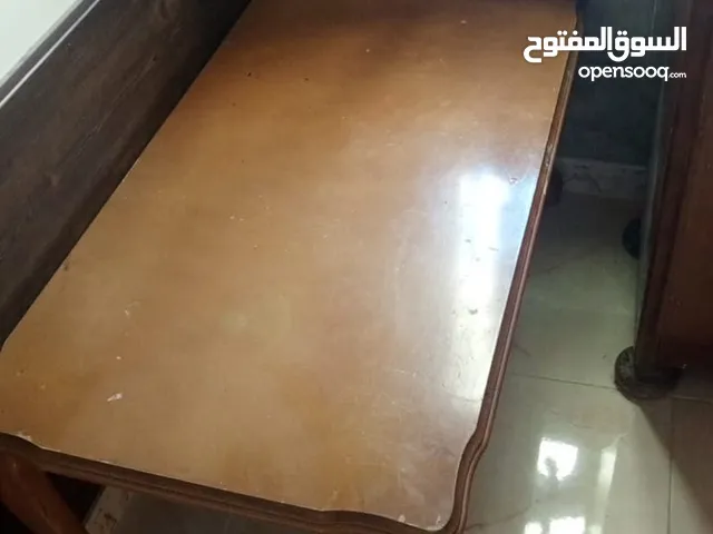 طاولة خشبية