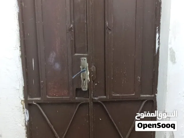 باب حديد ثقيل